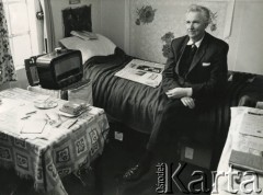 Lata 50. lub 60., Penrhos, Walia, Wielka Brytania.
Polskie Osiedle dla byłych żołnierzy i ich rodzin. Rezydent w swoim pokoju. 
Fot. NN, kolekcja: Polskie Osiedle w Penrhos, reprodukcje cyfrowe w Ośrodku KARTA