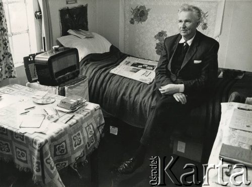 Lata 50. lub 60., Penrhos, Walia, Wielka Brytania.
Polskie Osiedle dla byłych żołnierzy i ich rodzin. Rezydent w swoim pokoju. 
Fot. NN, kolekcja: Polskie Osiedle w Penrhos, reprodukcje cyfrowe w Ośrodku KARTA