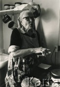 Lata 50. lub 60., Penrhos, Walia, Wielka Brytania.
Rezydentka Polskiego Osiedla dla byłych żołnierzy i ich rodzin, Jadwiga Szafarowicz w swoim mieszkaniu.
Fot. NN, kolekcja: Polskie Osiedle w Penrhos, reprodukcje cyfrowe w Ośrodku KARTA
