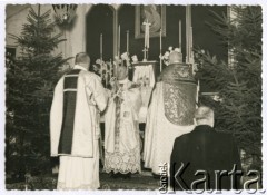 Lata 50. lub 60., Penrhos, Walia, Wielka Brytania.
Polskie Osiedle dla byłych żołnierzy i ich rodzin. Msza święta odprawia w miejscowym kościele na terenie osiedla.
Fot. E. Zak, Madoc Studio, kolekcja: Polskie Osiedle w Penrhos, reprodukcje cyfrowe w Ośrodku KARTA