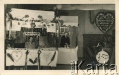 Lata 50. lub 60., Penrhos, Walia, Wielka Brytania.
Rezydenci Polskiego Osiedla biorą udział w jarmarku odpustowym, nazywanym Kaziukiem (pochodzącym z przedwojennego Wilna). Na zdjęciu widoczne stragany przygotowane przez mieszkańców. 
Fot. NN, kolekcja: Polskie Osiedle w Penrhos, reprodukcje cyfrowe w Ośrodku KARTA