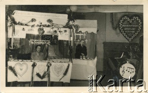 Lata 50. lub 60., Penrhos, Walia, Wielka Brytania.
Rezydenci Polskiego Osiedla biorą udział w jarmarku odpustowym, nazywanym Kaziukiem (pochodzącym z przedwojennego Wilna). Na zdjęciu widoczne stragany przygotowane przez mieszkańców. 
Fot. NN, kolekcja: Polskie Osiedle w Penrhos, reprodukcje cyfrowe w Ośrodku KARTA