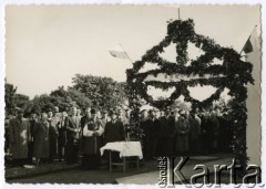 Lata 50. lub 60., Penrhos, Walia, Wielka Brytania.
Uroczystość, w której biorą udział rezydenci Polskiego Osiedla dla byłych żołnierzy i ich rodzin. W tle widoczna przystrojona brama z napisem 
