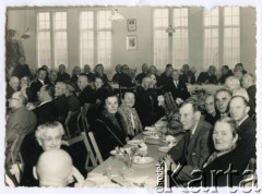 Ok. 1968, Penrhos, Walia, Wielka Brytania.
Polskie Osiedle dla byłych żołnierzy i ich rodzin. Uroczyste obchody 50-lecia posługi kapłańskiej księdza podpułkownika Wojska Polskiego Franciszka Ksawerego Karkowskiego (siedzi przy stole pod oknami 6. z lewej).
Fot. E. Zak, Madoc Studio, kolekcja: Polskie Osiedle w Penrhos, reprodukcje cyfrowe w Ośrodku KARTA