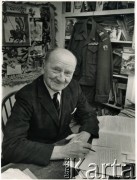 Lata 60., Penrhos, Walia, Wielka Brytania.
Polskie Osiedle dla byłych żołnierzy i ich rodzin. Mieszkaniec osiedla, gen. Władysław Powierza w swoim mieszkaniu.
Fot. NN, kolekcja: Polskie Osiedle w Penrhos, reprodukcje cyfrowe w Ośrodku KARTA