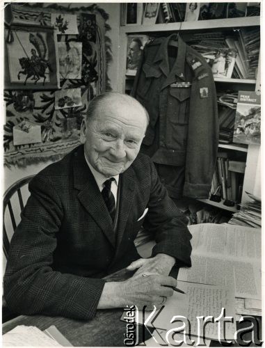 Lata 60., Penrhos, Walia, Wielka Brytania.
Polskie Osiedle dla byłych żołnierzy i ich rodzin. Mieszkaniec osiedla, gen. Władysław Powierza w swoim mieszkaniu.
Fot. NN, kolekcja: Polskie Osiedle w Penrhos, reprodukcje cyfrowe w Ośrodku KARTA