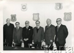 Lata 60., Londyn, Anglia, Wielka Brytania.
Członkowie Stowarzyszenia Polskich Kombatantów. 3. z lewej Stefan Soboniewski, 4. Kazimierz Sabbat. 2. z prawej stoi Zygmunt Szadkowski.
Fot. Władysław Bednarski, kolekcja: Polskie Osiedle w Penrhos, reprodukcje cyfrowe w Ośrodku KARTA