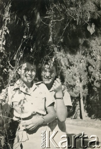 Październik 1944, Nazaret, Palestyna.
Uczennice Junackiej Szkoły Powszechnej, Janina (Jaśka) Tachówna (z lewej) i Alina Inez Rutkowska (później po mężu Złotogórska).
Fot. NN, kolekcja Aliny Inez Złotogórskiej, reprodukcje cyfrowe w Ośrodku KARTA