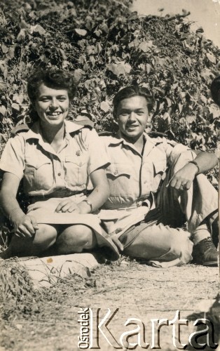 Październik 1944, Nazaret, Palestyna.
Uczennica Junackiej Szkoły Powszechnej, koleżanka Aliny Inez Rutkowskiej (później po mężu Złotogórskiej) Janina (Jaśka) Tachówna z Leszkiem Boruckim, uczniem Junackiej Szkoły Kadetów.
Fot. NN, kolekcja Aliny Inez Złotogórskiej, reprodukcje cyfrowe w Ośrodku KARTA