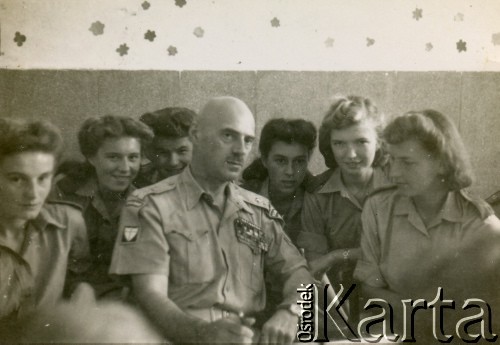 Lato 1946, Nazaret, Palestyna.
Wizyta dowódcy 2 Korpusu Polskich Sił Zbrojnych gen. Władysława Andersa w Szkole Młodszych Ochotniczek. 3. z lewej Alina Inez Rutkowska (później po mężu Złotogórska).
Fot. NN, kolekcja Aliny Inez Złotogórskiej, reprodukcje cyfrowe w Ośrodku KARTA