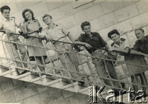 1946, Nazaret, Palestyna.
Uczniowie Junackiej Szkoły Powszechnej, koleżanki i koledzy Aliny Inez Rutkowskiej (później po mężu Złotogórskiej) na przerwie między lekcjami. 
Fot. NN, kolekcja Aliny Inez Złotogórskiej, reprodukcje cyfrowe w Ośrodku KARTA