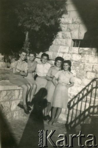 1946, Nazaret, Palestyna.
Uczennice Junackiej Szkoły Powszechnej. 3. z lewej Kamila Rutkowska (matka Aliny Inez Rutkowskiej), 4. jej córka Alina.
Fot. NN, kolekcja Aliny Inez Złotogórskiej, reprodukcje cyfrowe w Ośrodku KARTA