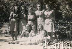 1946, Nazaret, Palestyna.
Uczennice Junackiej Szkoły Powszechnej, koleżanki Aliny Inez Rutkowskiej (później po mężu Złotogórskiej, stoi 2. z lewej).
Fot. NN, kolekcja Aliny Inez Złotogórskiej, reprodukcje cyfrowe w Ośrodku KARTA