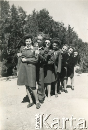 Marzec 1947, Nazaret, Palestyna.
Koleżanki i koledzy Aliny Inez Rutkowskiej (później po mężu Złotogórskiej) z Junackiej Szkoły Powszechnej i Junackiej Szkoły Kadetów. Od lewej stoi: Irena Zulauf (córka Juliusza Zulaufa), Witold Wiszowaty, Gerta Pawlak, Alina Inez Rutkowska (później po mężu Złotogórska). 
Fot. NN, kolekcja Aliny Inez Złotogórskiej, reprodukcje cyfrowe w Ośrodku KARTA