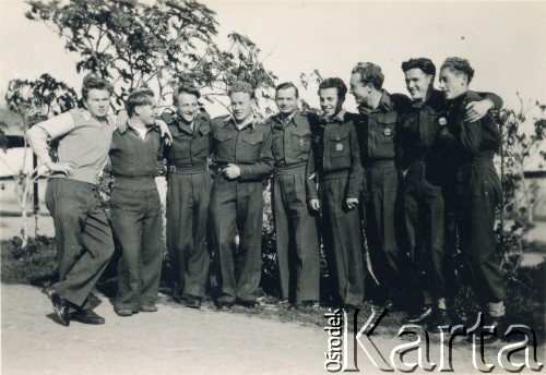 Marzec 1947, Barbara, Palestyna.
Koledzy Aliny Inez Rutkowskiej (później po mężu Złotogórskiej) z Junackiej Szkoły Kadetów.  
Fot. NN, kolekcja Aliny Inez Złotogórskiej, reprodukcje cyfrowe w Ośrodku KARTA