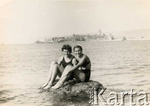 1947, Nazaret, Palestyna.
Uczennice Junackiej Szkoły Powszechnej, koleżanki Aliny Inez Rutkowskiej (później po mężu Złotogórskiej) podczas odpoczynku nad morzem. 
Fot. NN, kolekcja Aliny Inez Złotogórskiej, reprodukcje cyfrowe w Ośrodku KARTA