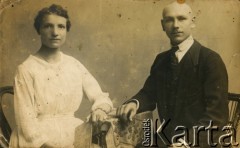 1914-1918, brak miejsca. 
Rodzina Marii Żywiny. Wuj Leonard Kamiński (starszy brat Anny Andrzejewskiej) z żoną.
Fot. NN, kolekcja Marii i Józefa Żywiny, reprodukcje cyfrowe w Ośrodku KARTA
