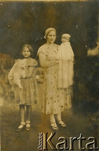 1933, Równe, woj. wołyńskie, Polska.
Maria Andrzejewska (późniejsza żona Józefa Żywiny, z lewej) w towarzystwie swojej ciotki i jej córki Bogusławy w Parku Lubomirskich.
Fot. NN, kolekcja Marii i Józefa Żywiny, reprodukcje cyfrowe w Ośrodku KARTA

