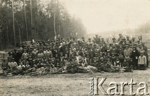 1933, okolice Równego, woj. wołyńskie, Polska.
Święto Lasu. Uczniowie szkoły powszechnej im. Juliusza Słowackiego sadzą nowe drzewa w lesie. W trzecim rzędzie od dołu 7. z prawej siedzi Maria Andrzejewska (późniejsza żona Józefa Żywiny).
Fot. N. Gonik, kolekcja Marii i Józefa Żywiny, zbiory Ośrodka KARTA
