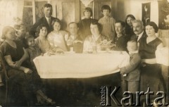 Lata 30., Równe, woj. wołyńskie, Polska.
Spotkanie rodzinne. 1. i 2. z lewej przy stole siedzą Anna i Benedykt Andrzejewscy (rodzice Marii, później po mężu Żywiny). 5. z lewej stoi Maria Andrzejewska (później Żywina). 
Fot. NN, kolekcja Marii i Józefa Żywiny, reprodukcje cyfrowe w Ośrodku KARTA

