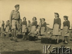 Wrzesień 1942, Palestyna.
Kurs łączności dla kobiet-żołnierzy z Pomocniczej Służby Kobiet przy Armii Polskiej na Wschodzie. W pierwszym rzędzie 2. z prawej kapral Maria Andrzejewska (później po mężu Żywina). 
Fot. Z. Kluger, kolekcja Marii i Józefa Żywiny, zbiory Ośrodka KARTA