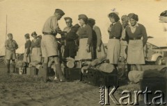 Wrzesień 1942, Palestyna.
Kurs łączności dla kobiet-żołnierzy z Pomocniczej Służby Kobiet przy Armii Polskiej na Wschodzie. W pierwszym rzędzie 2. z prawej kapral Maria Andrzejewska (później po mężu Żywina). 
Fot. Z. Kluger, kolekcja Marii i Józefa Żywiny, zbiory Ośrodka KARTA