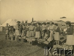 Wrzesień 1942, Palestyna.
Zbiórka uczestniczek kursu łączności zorganizowanego dla kobiet-żołnierzy z Pomocniczej Służby Kobiet przy Armii Polskiej na Wschodzie. 
Fot. Z. Kluger, kolekcja Marii i Józefa Żywiny, zbiory Ośrodka KARTA