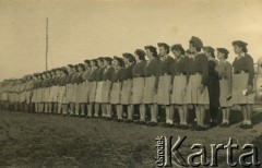 Wrzesień 1942, Palestyna.
Zbiórka uczestniczek kursu łączności zorganizowanego dla kobiet-żołnierzy z Pomocniczej Służby Kobiet przy Armii Polskiej na Wschodzie. 
Fot. Z. Kluger, kolekcja Marii i Józefa Żywiny, zbiory Ośrodka KARTA