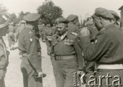 1943-1945, Włochy.
Dowódca 3 Dywizji Strzelców Karpackich 2 Korpusu Polskiego Polskich Sił Zbrojnych na Zachodzie gen. Bronisław Duch (w środku) w otoczeniu oficerów.
Fot. NN, kolekcja Marii i Józefa Żywiny, zbiory Ośrodka KARTA
