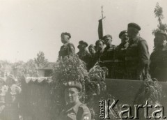 1943-1945, Włochy.
Dowódca 3 Dywizji Strzelców Karpackich 2 Korpusu Polskiego Polskich Sił Zbrojnych na Zachodzie gen. Bronisław Duch (na trybunie 1. z lewej) przemawia podczas uroczystości.
Fot. NN, kolekcja Marii i Józefa Żywiny, zbiory Ośrodka KARTA
