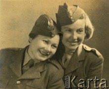 1944, Włochy.
Kobiety-żołnierze z Pomocniczej Służby Kobiet przy Polskich Siłach Zbrojnych na Zachodzie. Z lewej kapral Maria Andrzejewska (później po mężu Żywina), z prawej jej koleżanka Elżbieta. 
Fot. NN, kolekcja Marii i Józefa Żywiny, reprodukcje cyfrowe w Ośrodku KARTA

