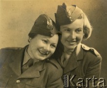 1944, Włochy.
Kobiety-żołnierze z Pomocniczej Służby Kobiet przy Polskich Siłach Zbrojnych na Zachodzie. Z lewej kapral Maria Andrzejewska (później po mężu Żywina), z prawej jej koleżanka Elżbieta. 
Fot. NN, kolekcja Marii i Józefa Żywiny, reprodukcje cyfrowe w Ośrodku KARTA

