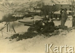 1944, Włochy.
Kampania włoska. Żołnierze 3 Dywizji Strzelców Karpackich 2 Korpusu Polskiego Polskich Sił Zbrojnych na Zachodzie na stanowisku bojowym w górach. 
Fot. NN, kolekcja Marii i Józefa Żywiny, zbiory Ośrodka KARTA
