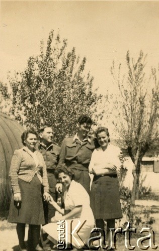 1944-1945, Włochy.
Grupa żołnierzy Polskich Sił Zbrojnych na Zachodzie. 1. i 2. z lewej stoją Anna i Benedykt Andrzejewscy, rodzice Marii (później po mężu Żywiny). 
Fot. NN, kolekcja Marii i Józefa Żywiny, reprodukcje cyfrowe w Ośrodku KARTA

