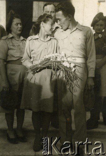 21.11.1945, Włochy.
Ślub Marii Andrzejewskiej i Jerzego Żywiny. Z tyłu stoją rodzice panny młodej: Anna i Benedykt Andrzejewscy.
Fot. NN, kolekcja Marii i Józefa Żywiny, reprodukcje cyfrowe w Ośrodku KARTA

