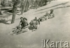 1945-1946, Włochy.
Rodzina Andrzejewskich z przyjaciółmi odpoczywają na plaży. 3. z lewej Maria Żywina, 4. jej matka Anna, 5. jej ojciec Benedykt.
Fot. NN, kolekcja Marii i Józefa Żywiny, zbiory Ośrodka KARTA