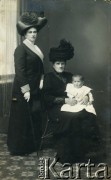 Ok. 1909, Solec-Zdrój, Cesarstwo Rosyjskie.
Melania Daniewska z d. Jasieńska h. Dołęga (babcia Barbary Murzynowskiej, stoi) w towarzystwie swojej matki Karoliny Jasieńskiej z d. Tracewicz, trzymającej na kolanach wnuka Władysława Daniewskiego (wuja Barbary Murzynowskiej).
Fot. NN, kolekcja Barbary Murzynowskiej, reprodukcje cyfrowe w Ośrodku KARTA