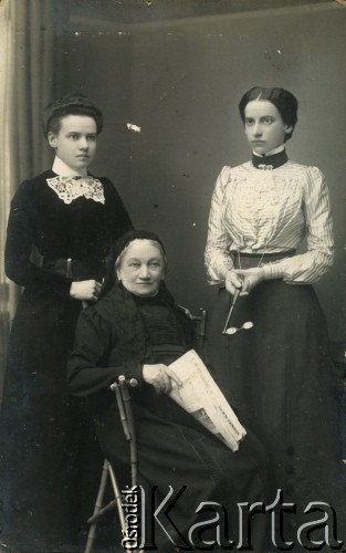 Ok. 1900, Solec-Zdrój, Cesarstwo Rosyjskie.
Eugenia Daniewska z d. Piątkowska (prababcia Barbary Murzynowskiej) w towarzystwie swoich córek Marii (z lewej) i Hanny, sióstr Romualda Daniewskiego (dziadka Barbary Murzynowskiej).  
Fot. NN, kolekcja Barbary Murzynowskiej, reprodukcje cyfrowe w Ośrodku KARTA