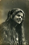 Ok. 1900, brak miejsca.
Anna Homolka z d. Eliášová.
Fot. NN, kolekcja Barbary Murzynowskiej, reprodukcje cyfrowe w Ośrodku KARTA