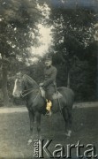 Sierpień 1920, prawdopodobnie Zakrzów k. Kielc, Polska.
Doktor Antoni Krassowski, właściciel dworu. Na zdjęciu w mundurze wojskowym.
Fot. NN, kolekcja Barbary Murzynowskiej, reprodukcje cyfrowe w Ośrodku KARTA
