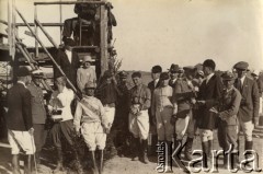 4.09.1929, Gierczyce, woj. kieleckie, Polska.
Wyścigi konne. Stoją m.in. S.K. Borowski, por. Biliński, Lewandowska, Łempicka, Piotrowski, por. Karski, Julian Leszczyński, Gajewski, Byszewski, Lewandowski, Horodyński, Kowalewski, Łempicka.
Fot. NN, kolekcja Barbary Murzynowskiej, reprodukcje cyfrowe w Ośrodku KARTA