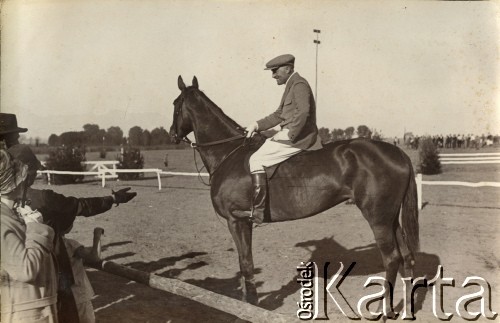 4.09.1929, Gierczyce, woj. kieleckie, Polska.
Wyścigi konne. Pan Horodyński na koniu Kunerol. 
Fot. NN, kolekcja Barbary Murzynowskiej, reprodukcje cyfrowe w Ośrodku KARTA