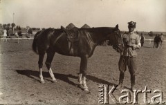 4.09.1929, Gierczyce, woj. kieleckie, Polska.
Oficer Wojska Polskiego por. Mysłakowski, zwycięzca wyścigu konnego. 
Fot. NN, kolekcja Barbary Murzynowskiej, reprodukcje cyfrowe w Ośrodku KARTA