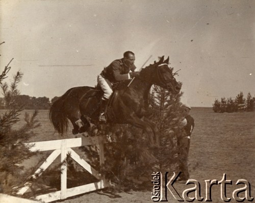 4.09.1929, Gierczyce, woj. kieleckie, Polska.
Wyścigi konne. Por. Kawecki z 10 Pułku Strzelców Konnych Wojska Polskiego skacze przez przeszkodę.
Fot. NN, kolekcja Barbary Murzynowskiej, reprodukcje cyfrowe w Ośrodku KARTA