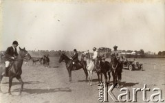4.09.1929, Gierczyce, woj. kieleckie, Polska.
Uczestnicy wyścigów konnych. 
Fot. NN, kolekcja Barbary Murzynowskiej, reprodukcje cyfrowe w Ośrodku KARTA