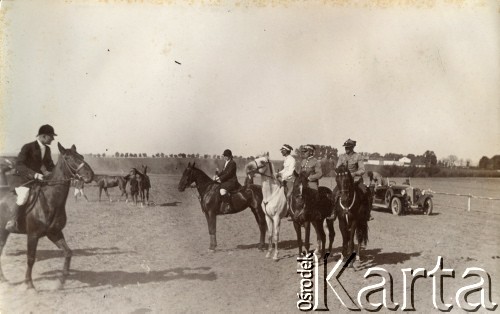 4.09.1929, Gierczyce, woj. kieleckie, Polska.
Uczestnicy wyścigów konnych. 
Fot. NN, kolekcja Barbary Murzynowskiej, reprodukcje cyfrowe w Ośrodku KARTA