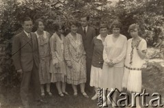 5.09.1929, Kaliszany, woj. kieleckie, Polska.
Zofia Daniewska, później po mężu Dzianott (1. z prawej, matka Barbary Murzynowskiej) z rodziną i przyjaciółmi. 3. z prawej Melania Daniewska z d. Jasieńska (babcia Barbary Murzynowskiej). Na zdjęciu m.in. Leszczyńscy i hrabiostwo Kroszyńscy.
Fot. NN, kolekcja Barbary Murzynowskiej, reprodukcje cyfrowe w Ośrodku KARTA