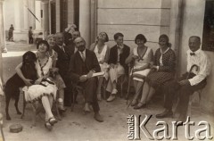 Sierpień 1929, Solec-Zdrój, woj. kieleckie, Polska.
Zofia Daniewska, później po mężu Dzianott (1. z lewej, matka Barbary Murzynowskiej) z rodziną i przyjaciółmi. 4. z prawej Władysław Daniewski (wuj Barbary Murzynowskiej), 5. córka malarza Kazimierza Lasockiego. 
Fot. NN, kolekcja Barbary Murzynowskiej, reprodukcje cyfrowe w Ośrodku KARTA