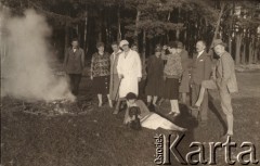 Wrzesień 1929, Solec-Zdrój, woj. kieleckie, Polska.
Pieczenie ziemniaków w ognisku. Na ziemi z psem leży Zofia Dzianott z d. Daniewska (matka Barbary, później po mężu Murzynowskiej). Stoją m.in. Gajewska, Inka Kleczyńska, Wanda Truttlecowa, Józef Rzewuski.
Fot. NN, kolekcja Barbary Murzynowskiej, reprodukcje cyfrowe w Ośrodku KARTA