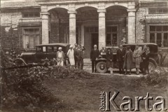 1930, Smogorzów, woj. kieleckie, Polska.
Rodzina Dzianottów i Daniewskich z wizytą u przyjaciół, państwa Linowskich. 4. z lewej Władysław Daniewski (brat Zofii, wuj Barbary Murzynowskiej), 7. Zofia Daniewska (później po mężu Dzianott, matka Barbary Murzynowskiej).
Fot. NN, kolekcja Barbary Murzynowskiej, reprodukcje cyfrowe w Ośrodku KARTA